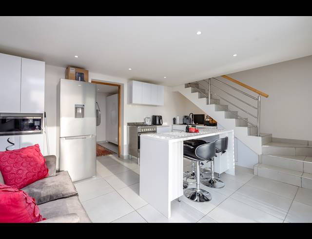 2 BEDROOM APARTMENT TO LET IN CAMPS BAY